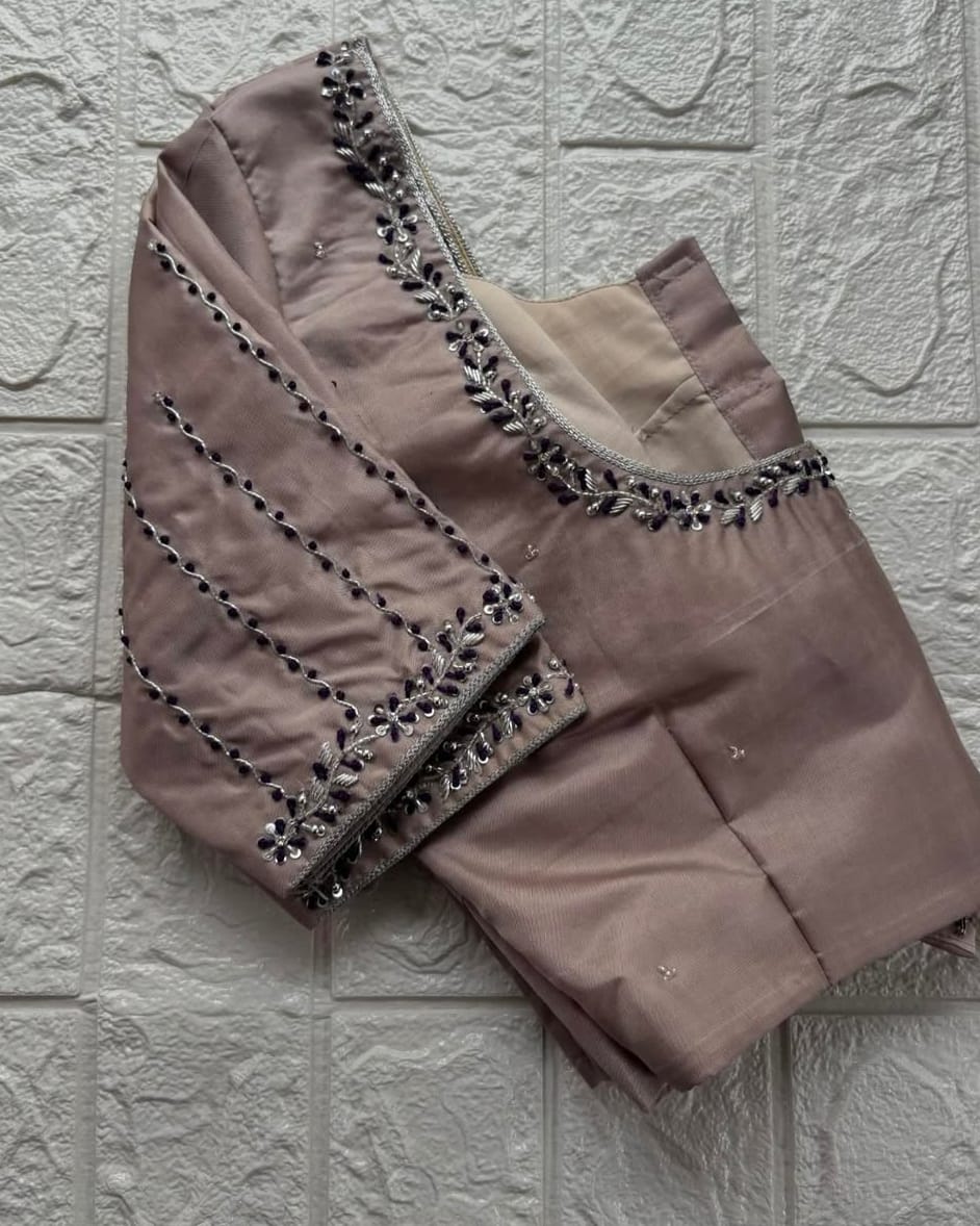 Mauve Aariwork Blouse – Timeless Elegance with Intricate Detailing"