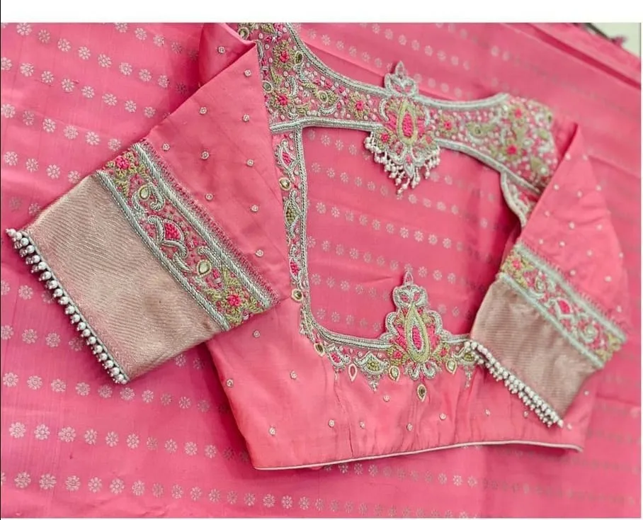 Elegant Curve – Boat Neck Charm