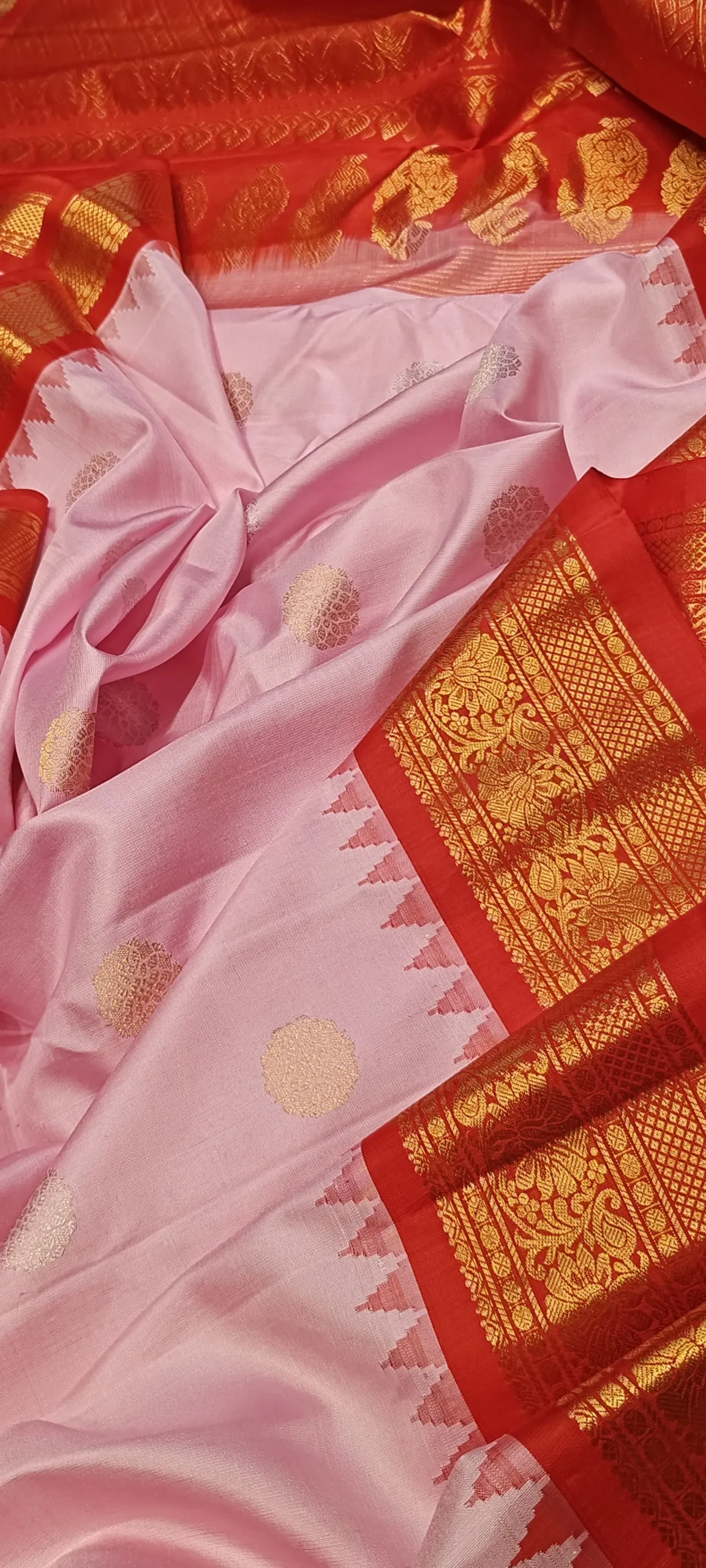 Elegant Handwoven Gadwal Silk Saree with Temple Interlock Pallu
