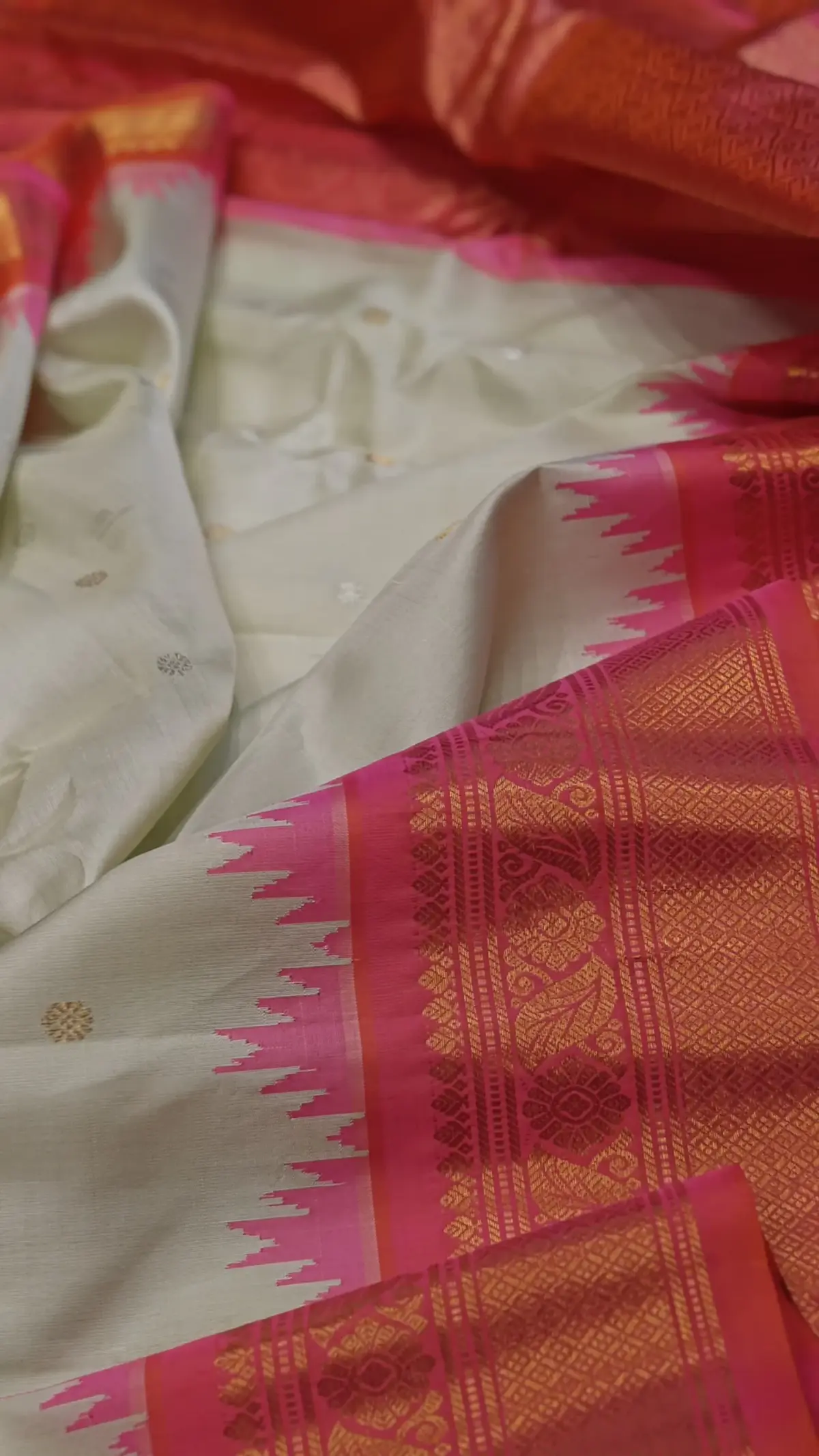 Elegant Handwoven Gadwal Silk Saree with Temple Interlock Pallu