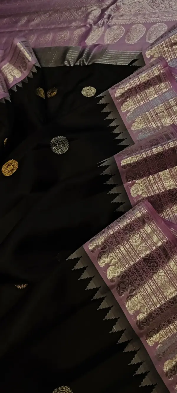 Elegant Handwoven Gadwal Silk Saree with Temple Interlock Pallu