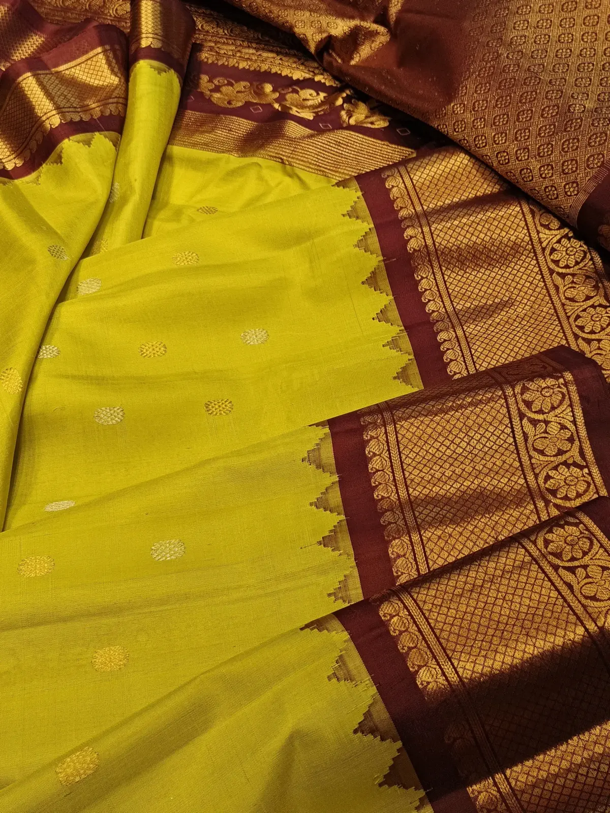 Elegant Handwoven Gadwal Silk Saree with Temple Interlock Pallu 4