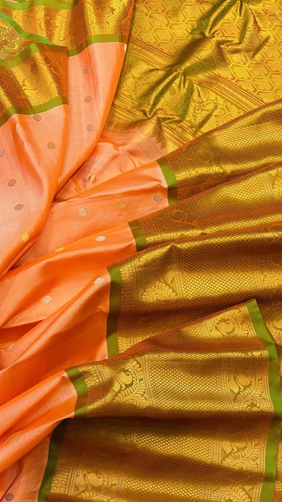 Elegant WeavesGadwal Silk Saree with Intricate Buta & Kanchi Borders