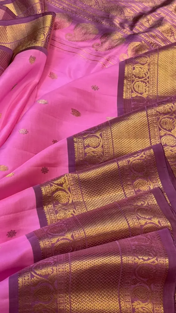 Elegant WeavesGadwal Silk Saree with Intricate Buta & Kanchi Borders