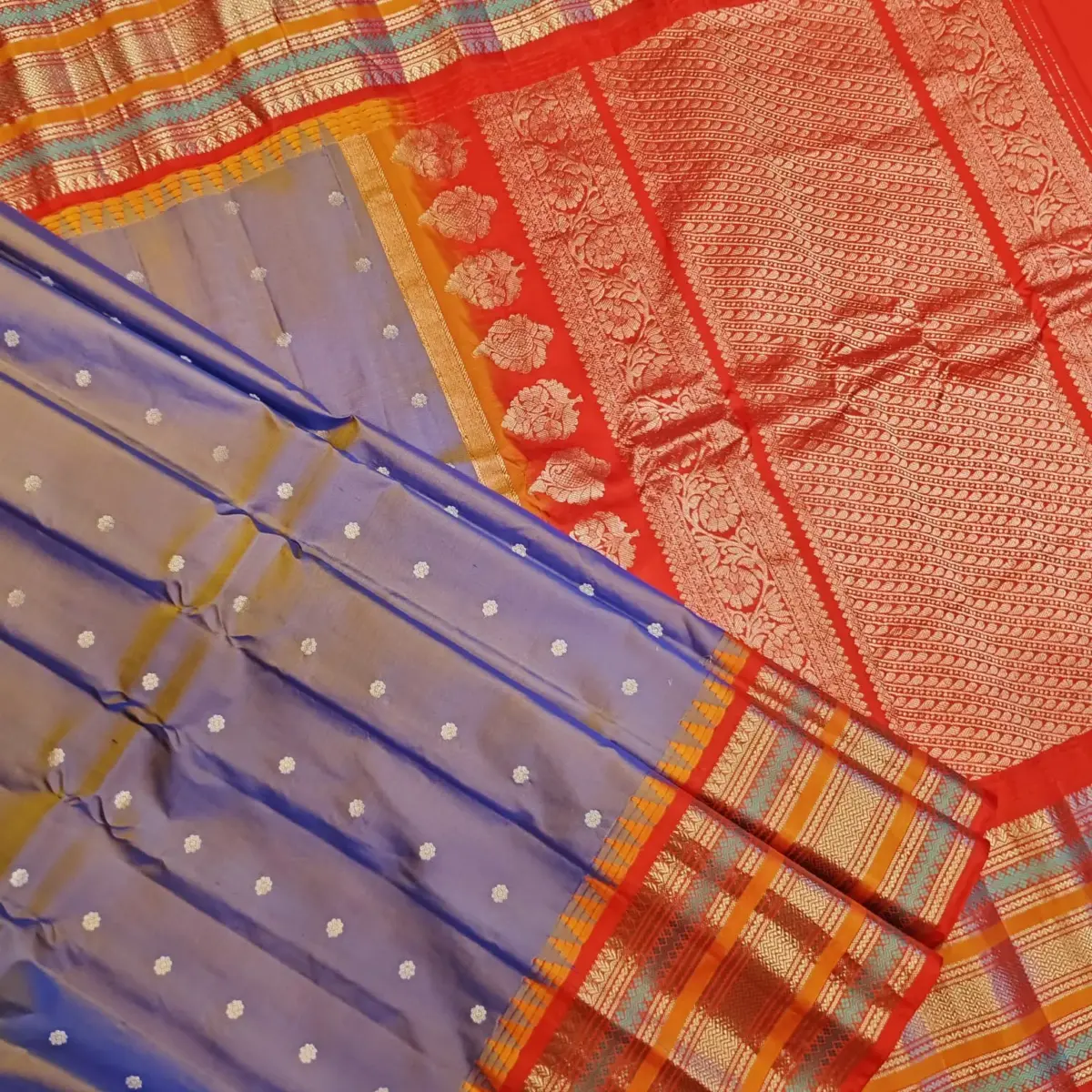 Timeless Gadwal Silk Saree with Kanchi Resham Pattu Border & Dual Buta | Kuthu Interlock Weaving 2