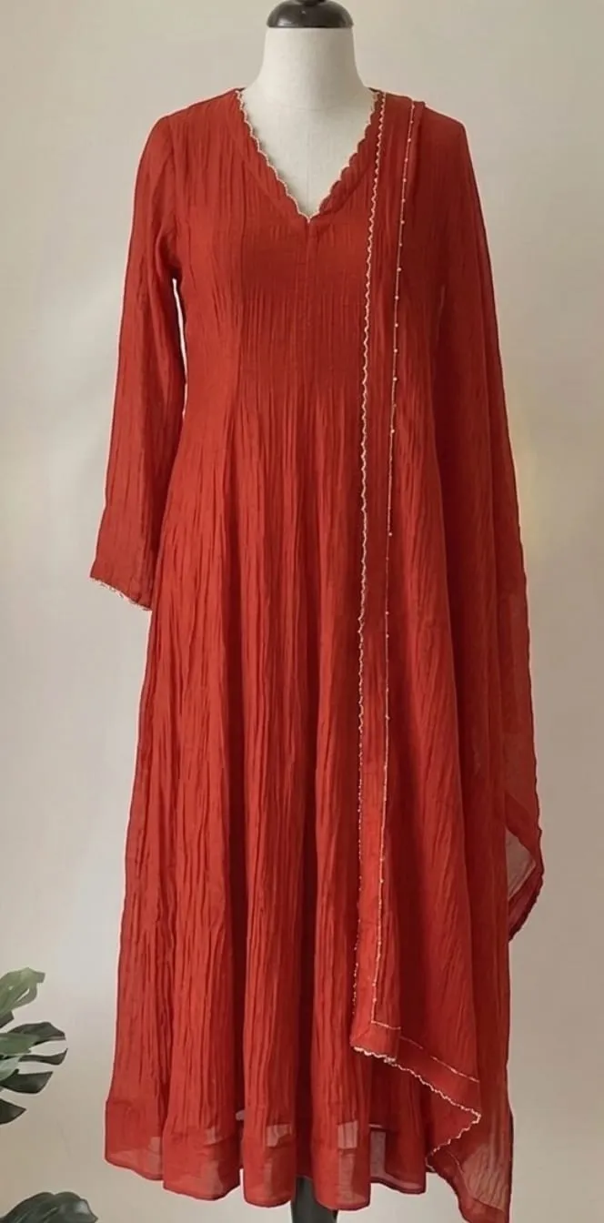 Rust Red Crinkle Chiffon Anarkali Suit Set with Scalloped V-Neck & Lace Border Dupatta – Festive & Wedding Wear