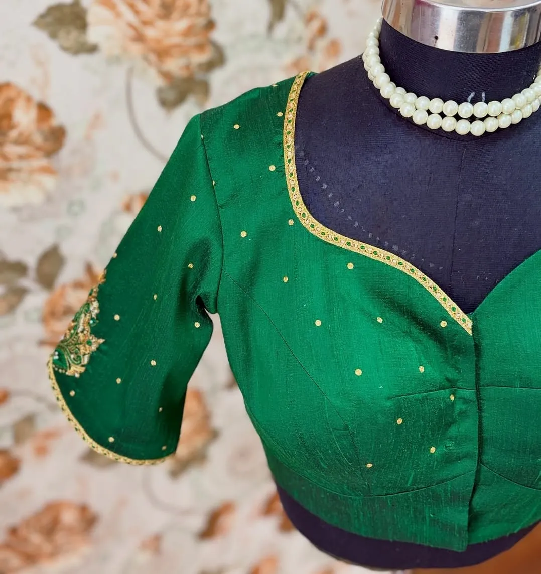 Emerald Green Sweetheart Neck Blouse – Handcrafted Maggam Work Paisley Motif & V-Cut Sleeve Border Saree Blouse